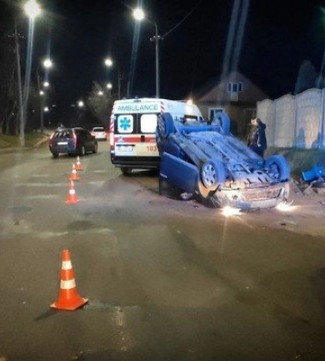 У Луцьку автівка перекинулася на дах: у водія забрали права
