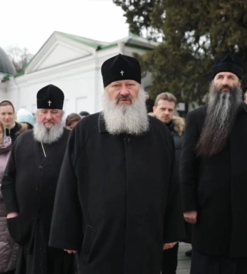 Скандальний Павло Лебідь заявив, що не збирається виселятися з Лаври. З ним був митрополит з Волині