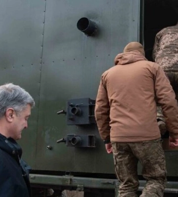 Порошенко привіз на Донбас мобільні лазні