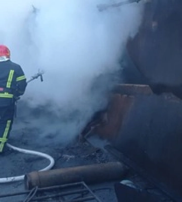 У Києві спалахнула потужна пожежа, також було чути вибух: фото та відео