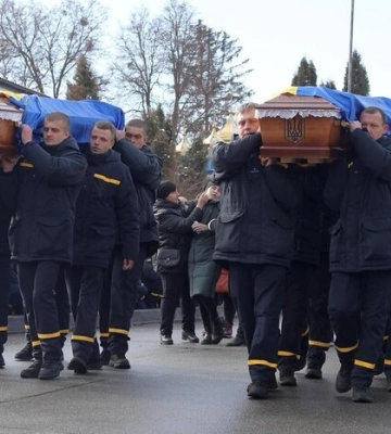 У Хмельницькому попрощалися із загиблими під час російської атаки рятувальниками У Хмельницькому попрощалися із загиблими під час російської атаки рятувальниками