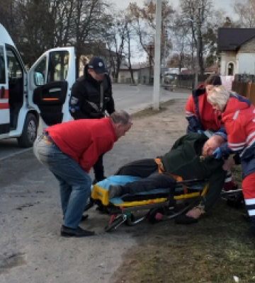 У Бродах літній чоловік упав з велосипедом на рівній дорозі й травмувався
