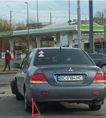 У Луцьку біля АЗС зіткнулися Renault та Mitsubishi (відео)