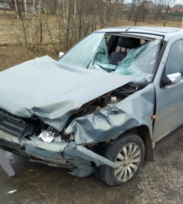 У селищі на Волині мотоцикліст зіткнувся з легковиком