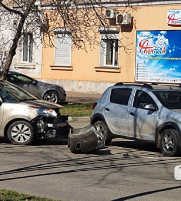 В Кривом Роге столкнулись два автомобиля