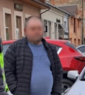 Пропонував хабар, аби уникнути відповідальності: в Ужгороді затримали водія-порушника