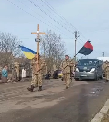 З прапорами й навколішки: у Піддубцях зустріли Героя Володимира Матрунчика