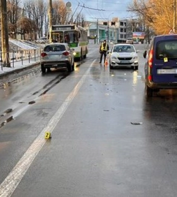 Водій Renault збив двох пенсіонерок на пішохідному переході в Хмельницькому