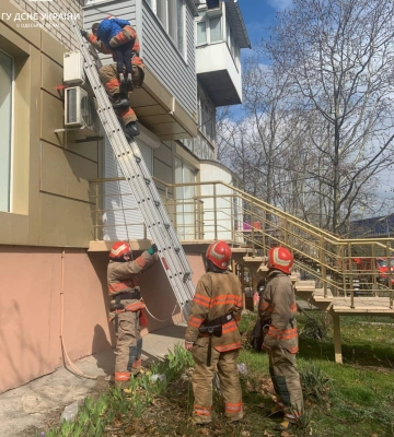 На Одещині рятувальники зняли дитину з кондиціонеру багатоповерхівки