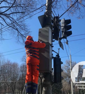 У Дніпрі світлофори стають незламними. Черговий містом перевірив нововведення