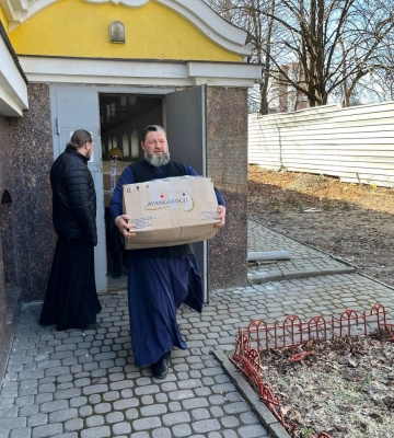 В Полтаве священники УПЦ передали гуманитарную помощь реабилитационному центру