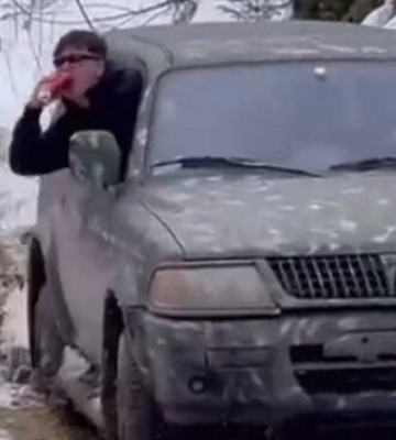 Чернівецький чиновник розважається у горах на військових автівках, які чекають на передовій