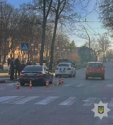 На перехресті в центрі Запоріжжя водій іномарки збив дівчину - фото