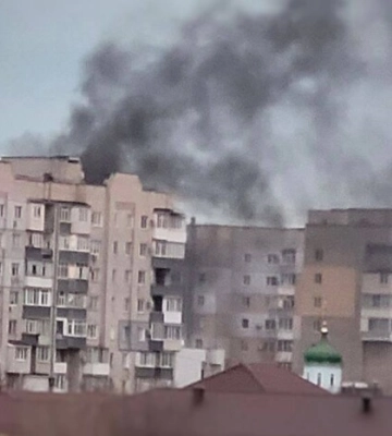 У Мелітополі прогримів потужний вибух: в центрі міста палає автомобіль (відео)