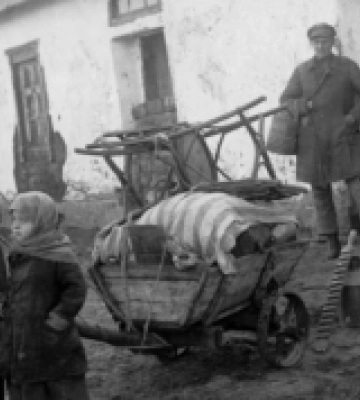 Жінка впізнала свою матір на світлині розкуркуленої родини з Донеччини