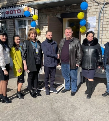 Міграційна служба в Ізюмі почала працювати у відновленій після ракетного удару окупантів будівлі