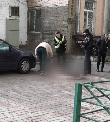 В Киеве мужчина убил приятеля. Появилось видео