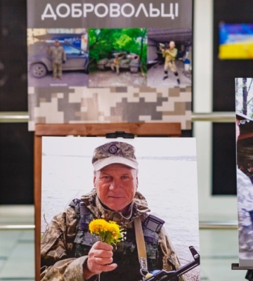 У Дніпрі відкрили фотовиставку, яка присвячена добровольцям області