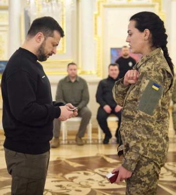 Невеста "Да Винчи" Алина Михайлова отдала его личный боевой шеврон Зеленскому