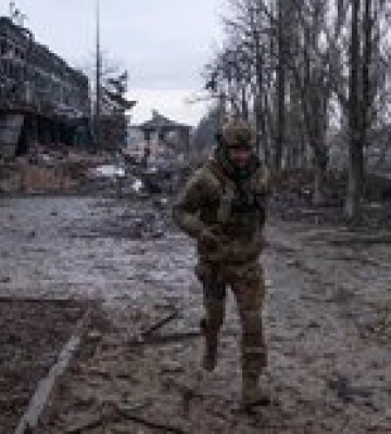 ГШ: В Бахмуте идут позиционные бои, РФ хочет отрезать город, атакует под Донецком — карта