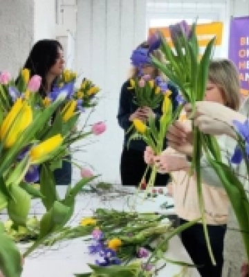 У Луцьку жінок безкоштовно навчають квітковій справі