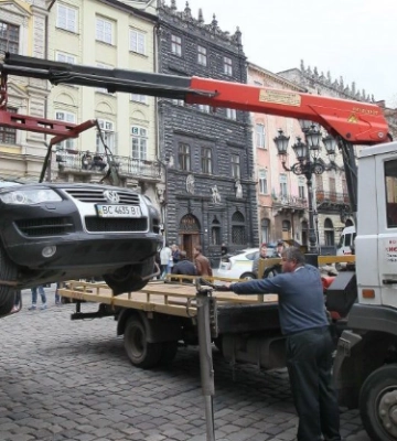 Львів винайняв київську фірму для евакуації припаркованих автомобілів: скільки платитиме