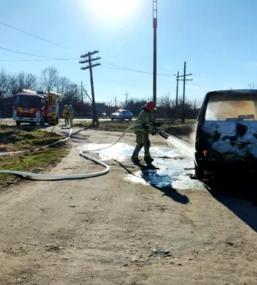 У Новому Бузі під час руху загорівся мікроавтобус. Фото