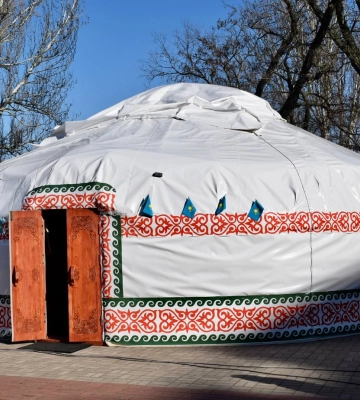 Підтримка дружнього народу: у Миколаєві відкрили казахську «юрту незламності»