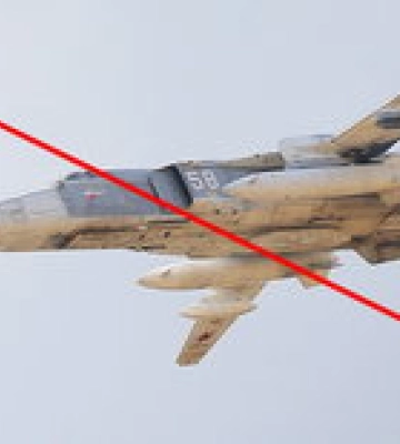В Бахмуте сбили российский Су-24: видео горящего бомбардировщика и летчика под парашютом
