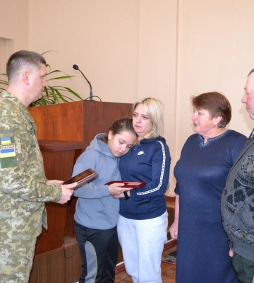 Родина загиблого глухівського прикордонника отримала його орден