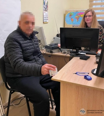У Рівному оформили ID-картку українському добровольцю, який проходить реабілітацію після важкого поранення