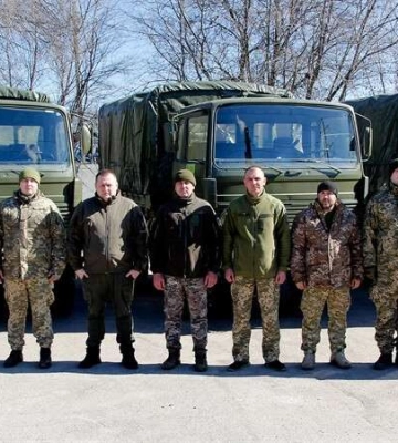 Дніпро доправив військовим на передову чергову партію вантажівок високої прохідності