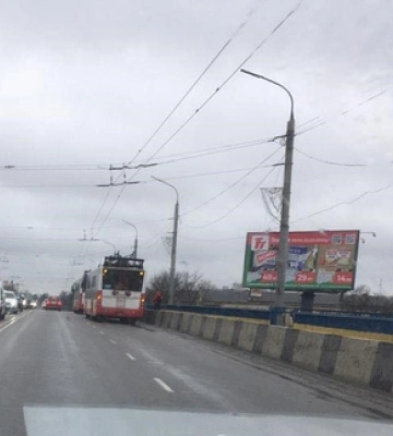 Рух ускладнений: у Луцьку посеред мосту стали тролейбуси 