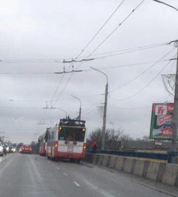 Рух ускладнений: у Луцьку посеред мосту стали тролейбуси 