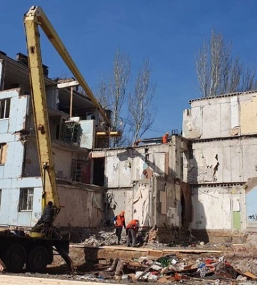 У Запоріжжі розпочалася консервація багатоповерхівки, частково зруйнованої ворожою ракетою
