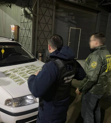 Правоохоронці затримали жителя Тячівщини, який планував переправити через українсько-румунський кордон двох чоловіків