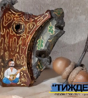 Художниця розписує уламки смертоносних ракет