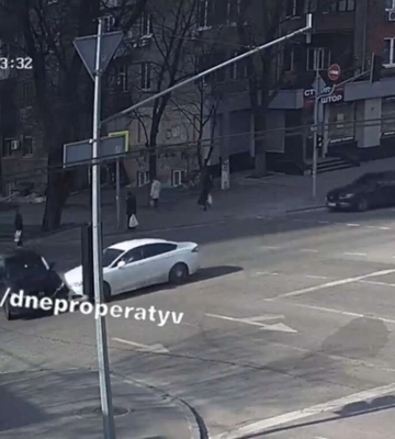 У Дніпрі на Поля два авто не розминулися на перехресті: відео моменту аварії