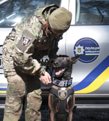 На Київщині презентували новітні авто для кінологів поліції, які передав фонд Говарда Баффета