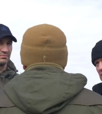 Владимир Кличко и "Украинская команда" передали дроны бойцам киевской терробороны Владимир Кличко и "Украинская команда" передали дроны бойцам киевской терробороны