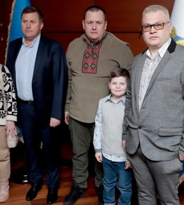 Хлопчик, який втратив матір через удар ракети рф в будинок на Перемозі, отримав квартиру від забудовника та міста
