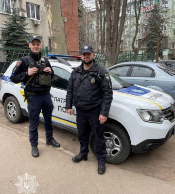 Лежала на підлозі у безпорадному стані: в Одесі патрульні врятували жінку