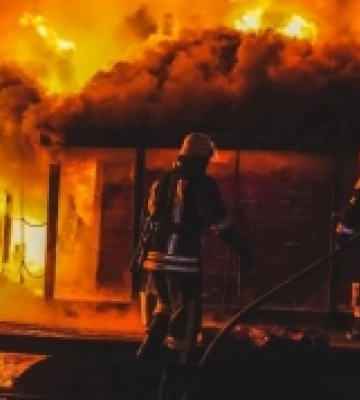 На Мукачівщині горіла надвірна споруда