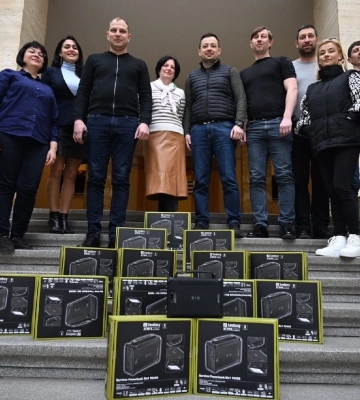 У межах проєкту ПРООН «Посилення стійкості громад в регіонах України» передали 13 зарядних станцій на Закарпатті