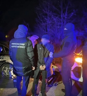 На Закарпатті зловмисник вчинив замах на вбивство знайомого та втікав з місця злочину на автомобілі, заповненому зброєю та боєприпасами