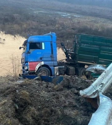 Поблизу Розсошенців вантажівка з’їхала з мосту: обставини ДТП з’ясовують