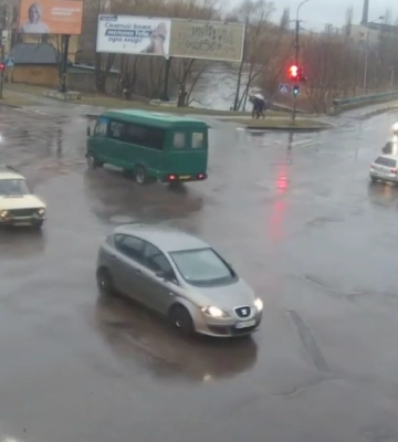 На перехресті в Рівному камери зафіксували водіїв-порушників (ВІДЕО)