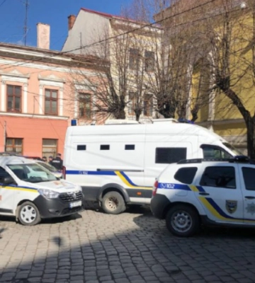 В Черновцах мужчина с гранатой в суде угрожает подорвать себя: что известно (видео)