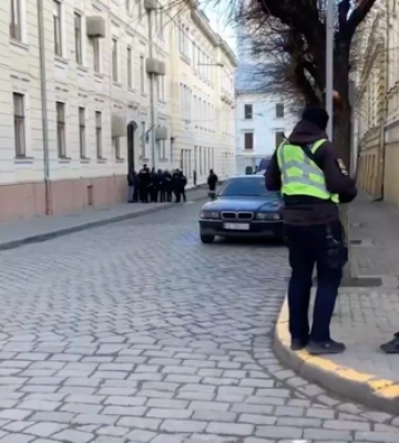 Невідомий чоловік погрожував сьогодні підірвати гранату в центрі Чернівців: що трапилося