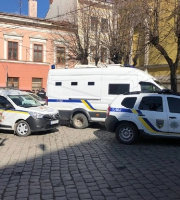 У Чернівцях чоловік погрожував підірвати себе гранатою у будівлі суду – ЗМІ